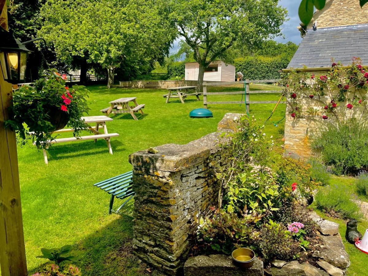 The Swan Inn Swinbrook Burford Kültér fotó